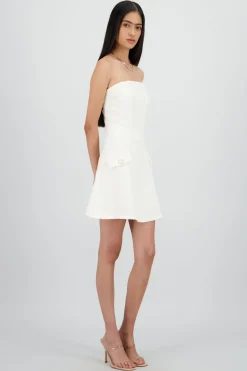 VESTIDO CON DETALLE DE FLOR