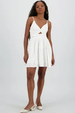 Vestido mini textura bordado detalle nudo