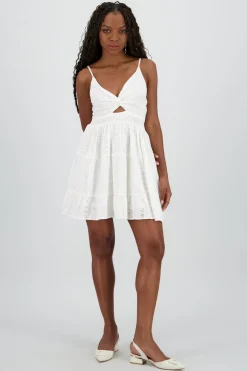 Vestido mini textura bordado detalle nudo