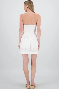 Vestido strapless con smocking y eyelet