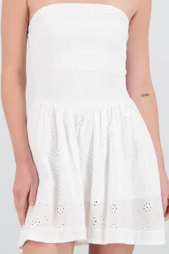 Vestido strapless con smocking y eyelet