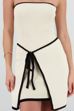 Vestido strapless detalle contraste lazo